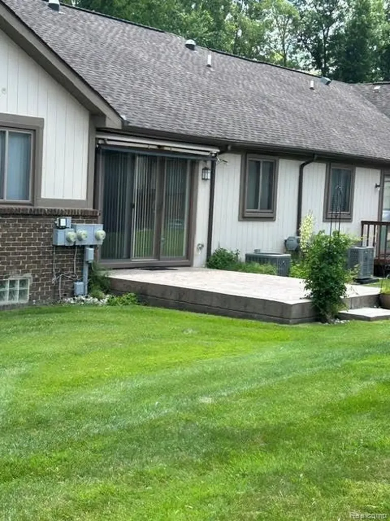 20557 Longwood Drive Clinton Charter Township MI 48038