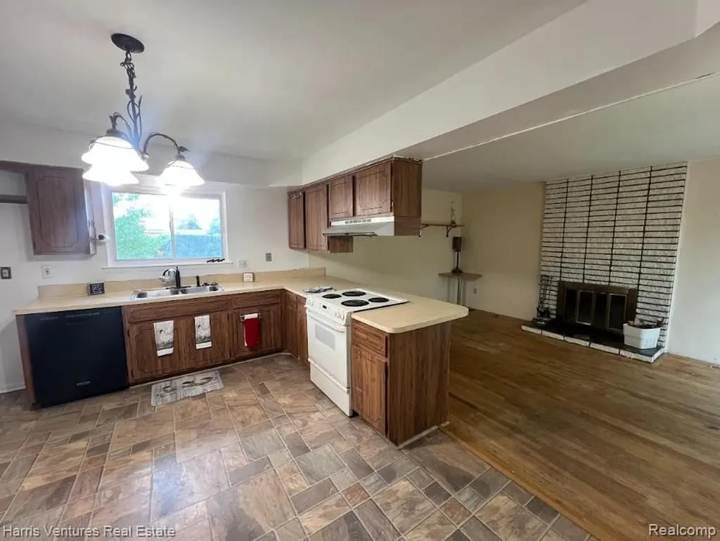 28482 Sutherland Drive Warren City MI 48088