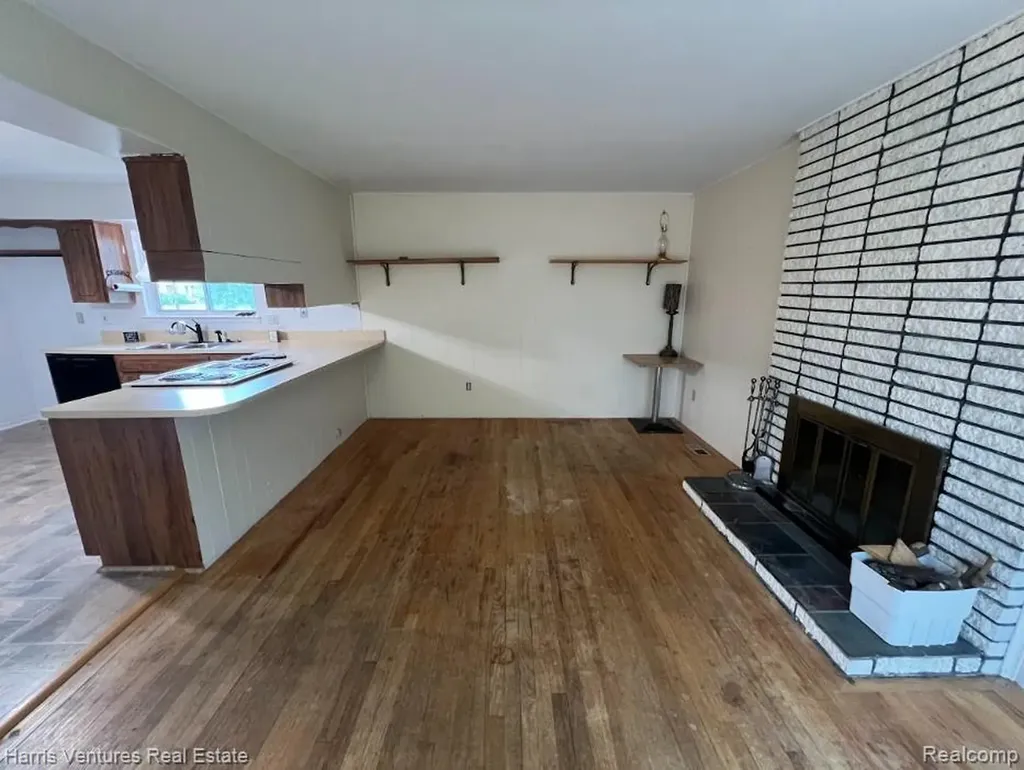 28482 Sutherland Drive Warren City MI 48088