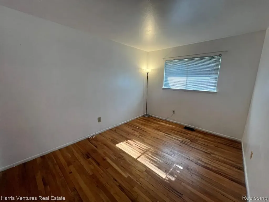 28482 Sutherland Drive Warren City MI 48088