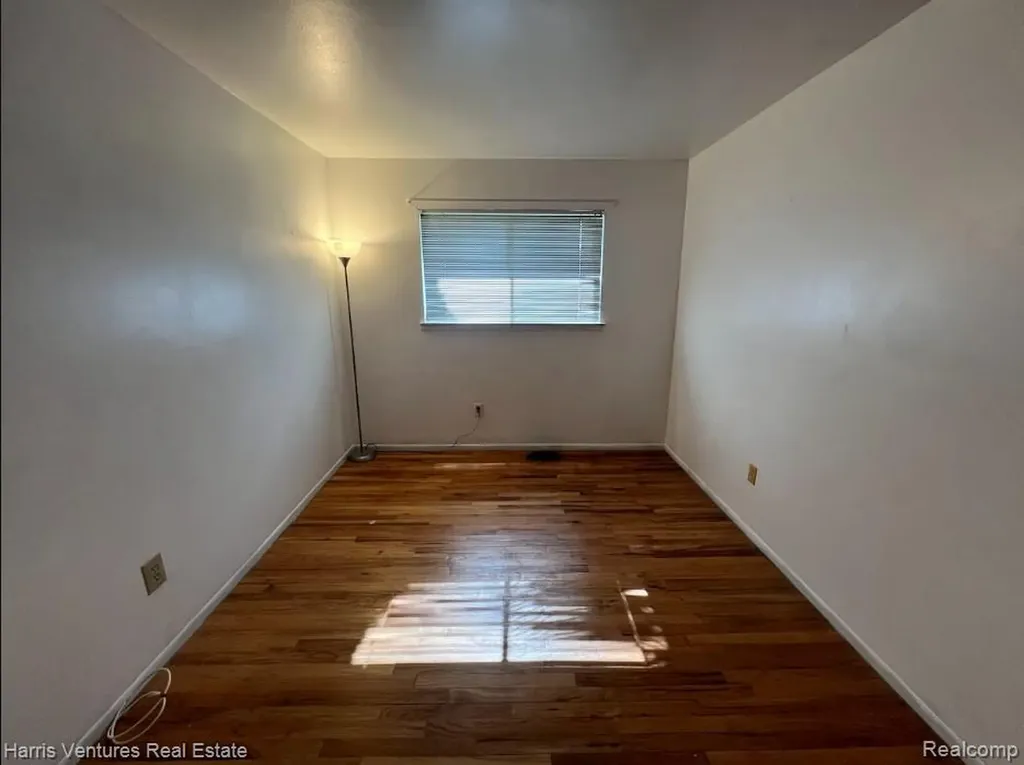 28482 Sutherland Drive Warren City MI 48088