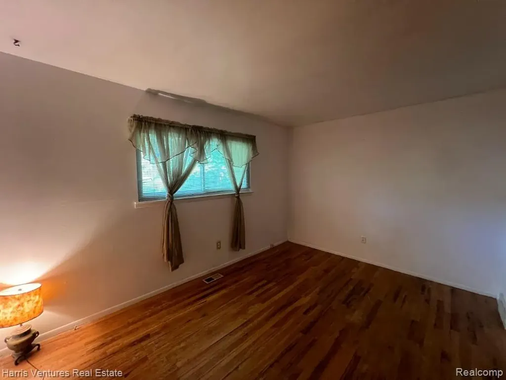 28482 Sutherland Drive Warren City MI 48088