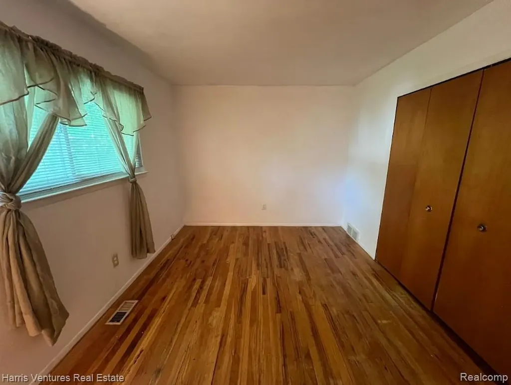 28482 Sutherland Drive Warren City MI 48088