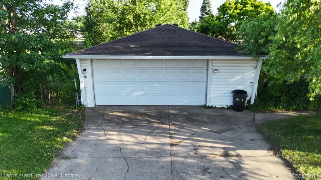 28482 Sutherland Drive Warren City MI 48088