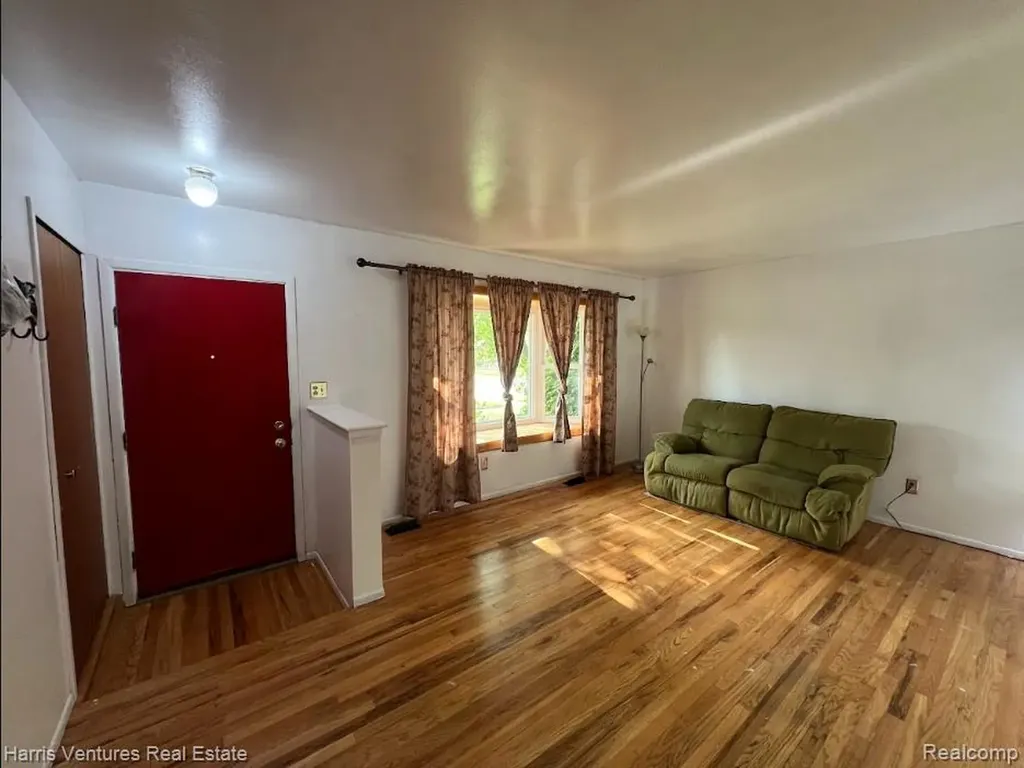 28482 Sutherland Drive Warren City MI 48088