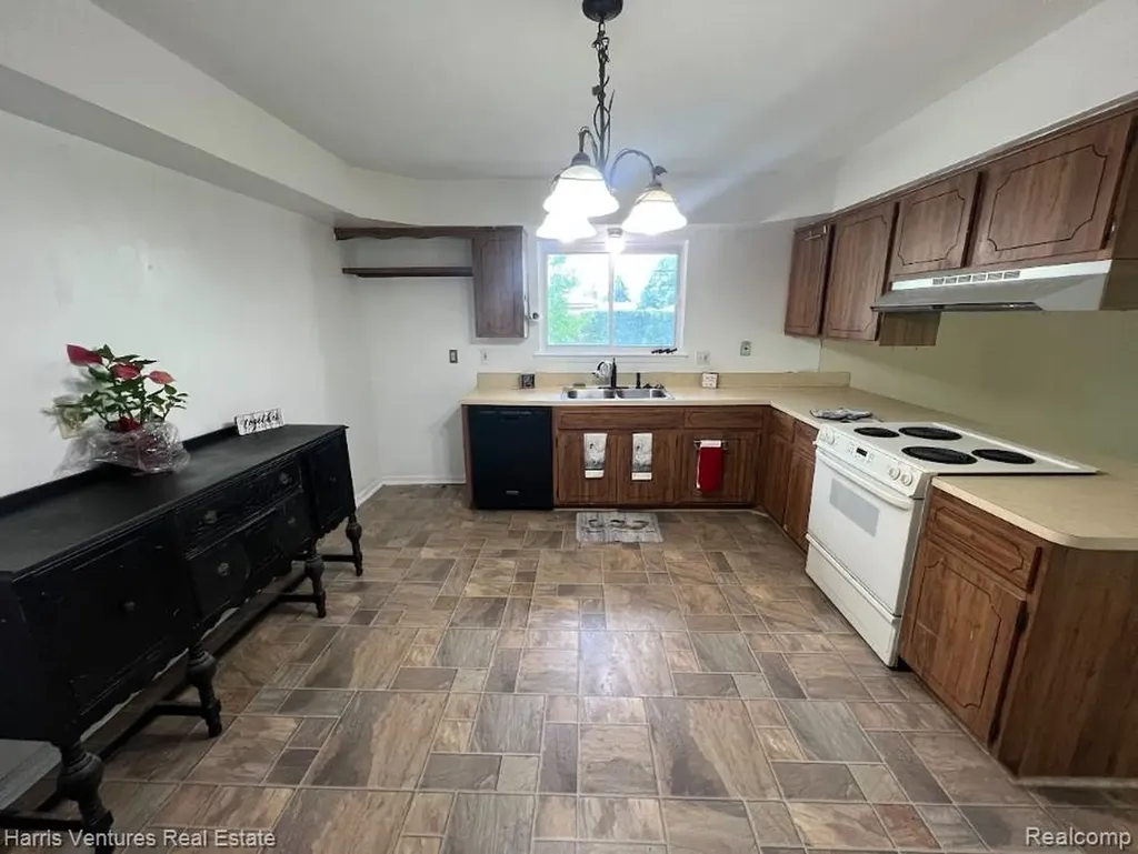 28482 Sutherland Drive Warren City MI 48088