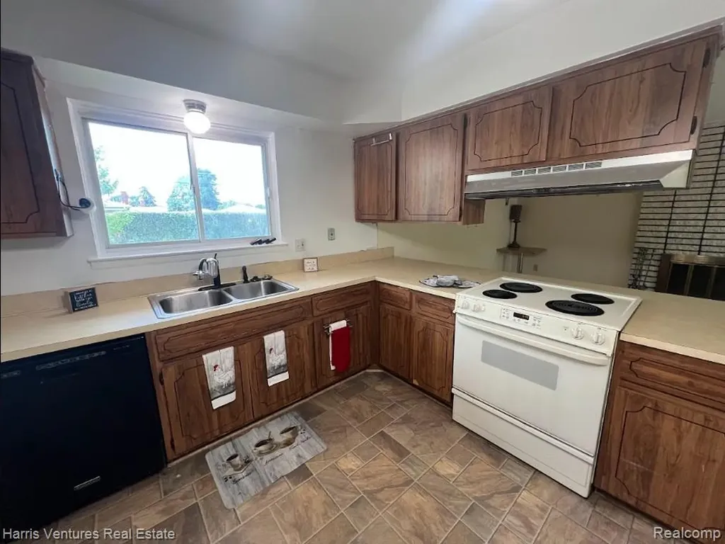 28482 Sutherland Drive Warren City MI 48088