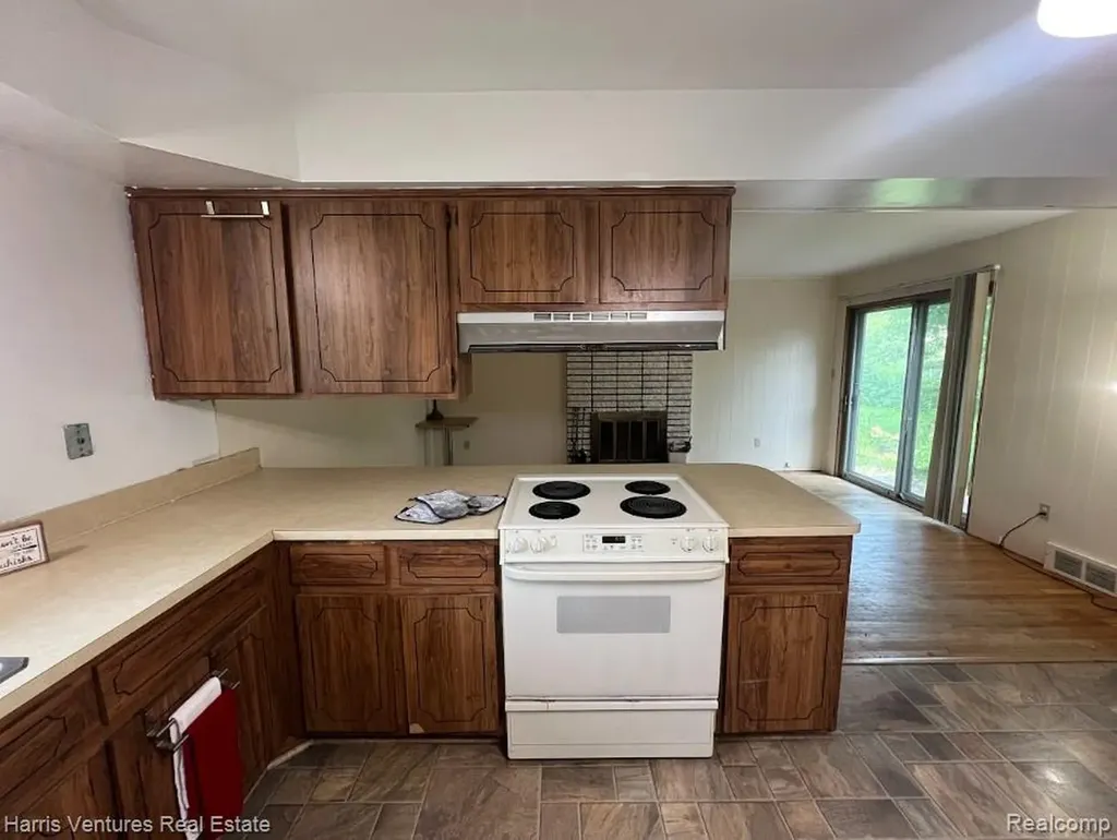 28482 Sutherland Drive Warren City MI 48088