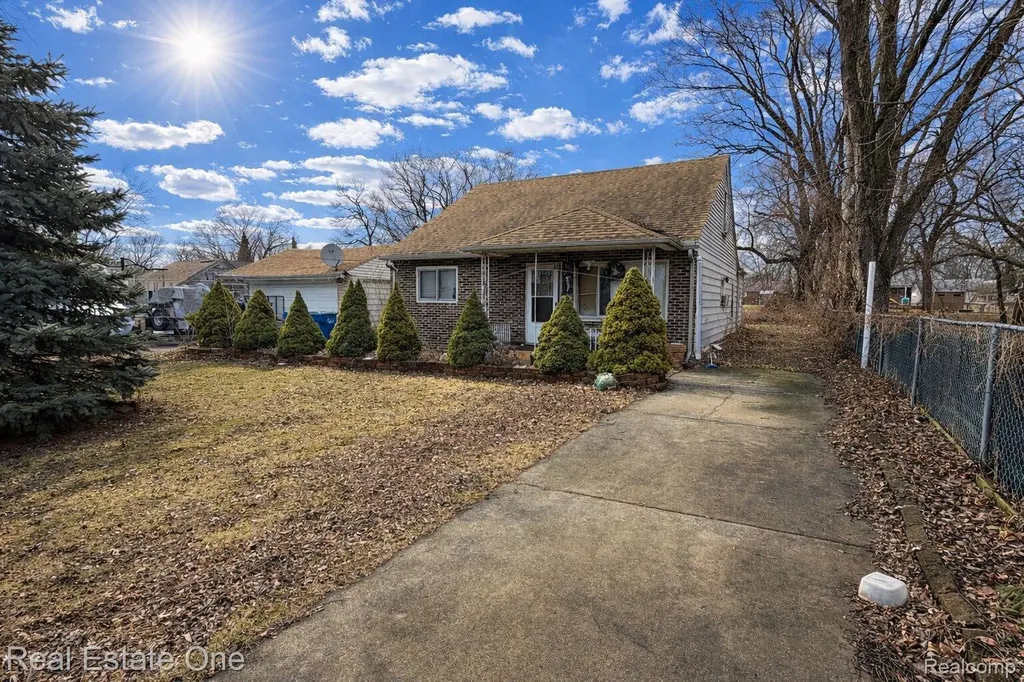 23340 Cunningham Avenue Warren City MI 48091