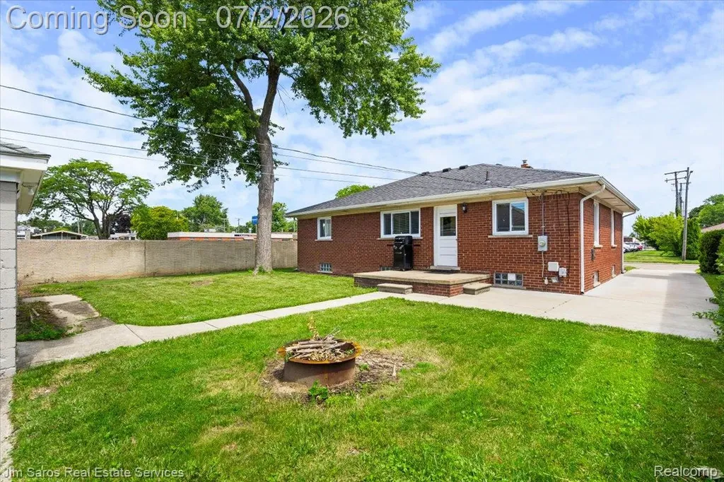 22306 Rosedale Street St. Clair Shores City MI 48080