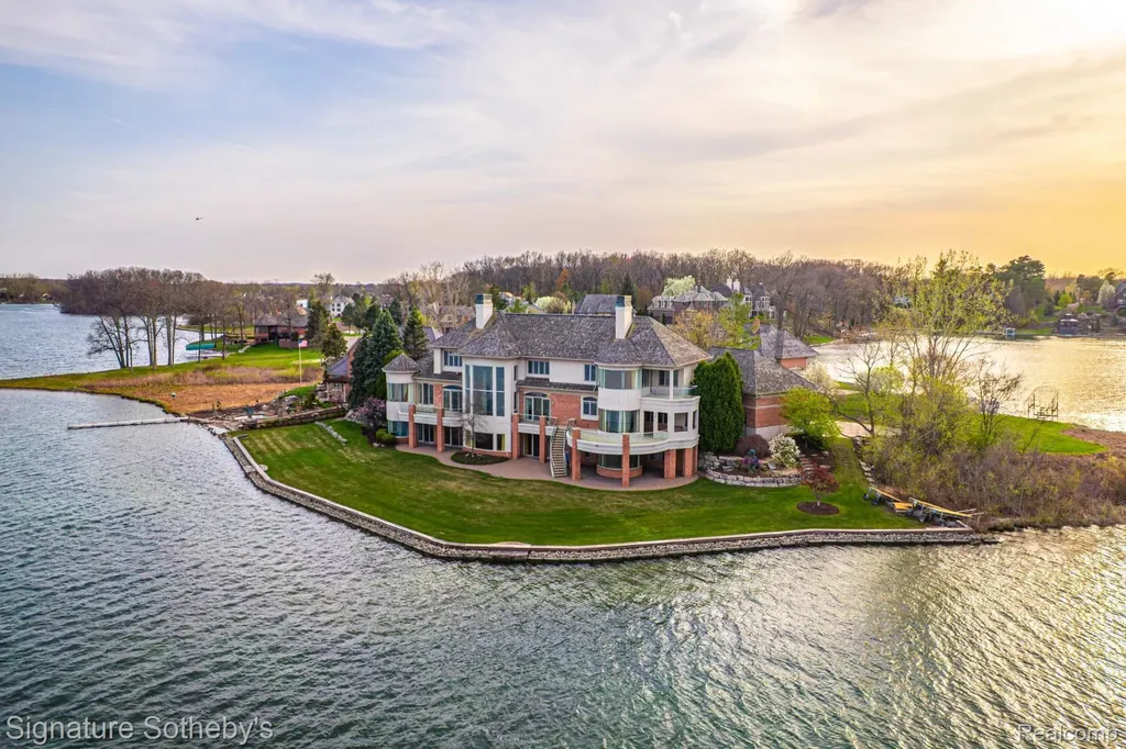 82 Chateaux Du Lac Fenton Charter Township MI 48430