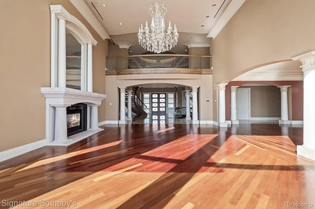 82 Chateaux Du Lac Fenton Charter Township MI 48430