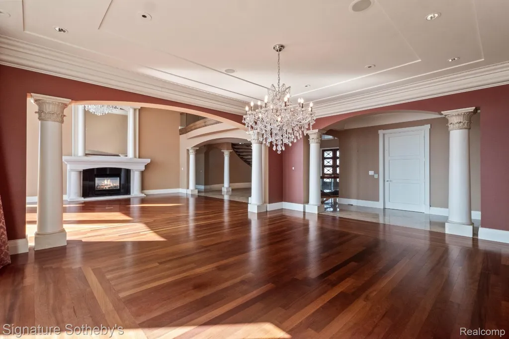 82 Chateaux Du Lac Fenton Charter Township MI 48430