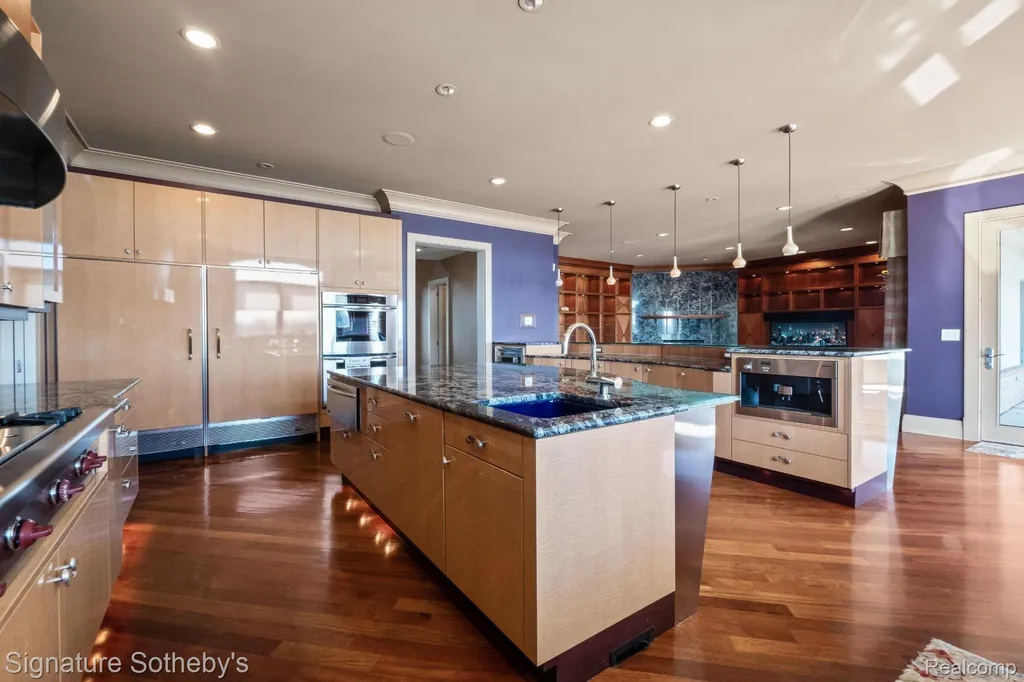 82 Chateaux Du Lac Fenton Charter Township MI 48430