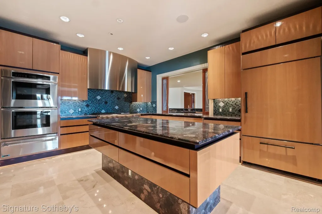 82 Chateaux Du Lac Fenton Charter Township MI 48430