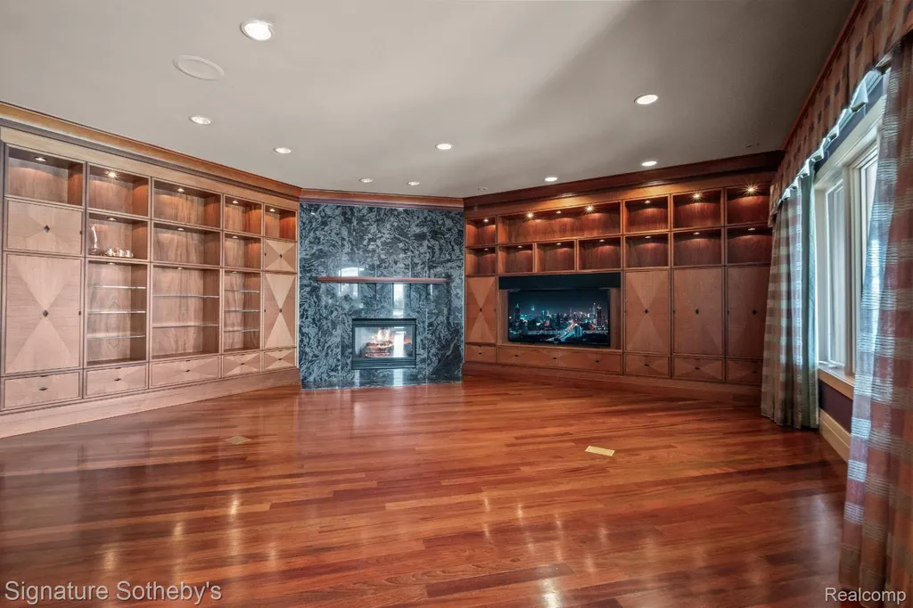 82 Chateaux Du Lac Fenton Charter Township MI 48430