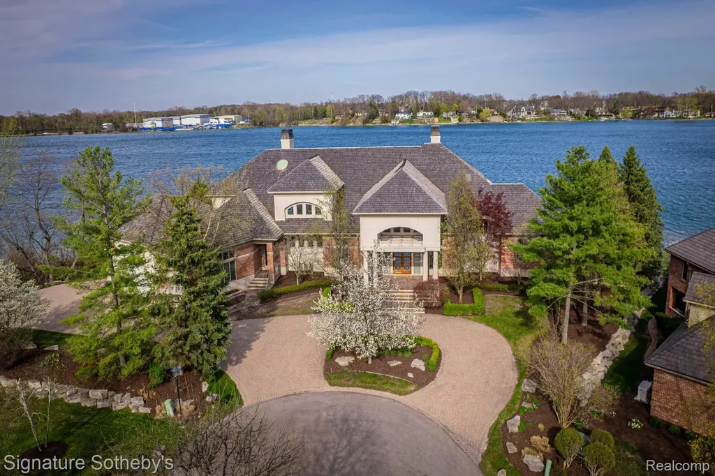 82 Chateaux Du Lac Fenton Charter Township MI 48430