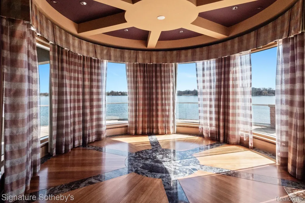 82 Chateaux Du Lac Fenton Charter Township MI 48430