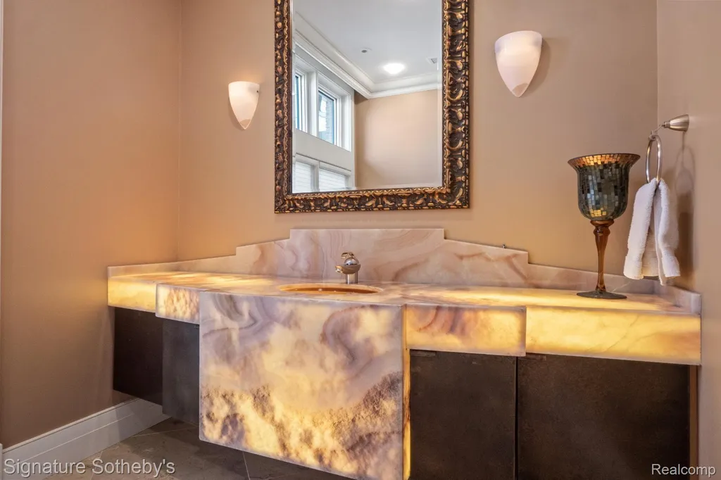 82 Chateaux Du Lac Fenton Charter Township MI 48430