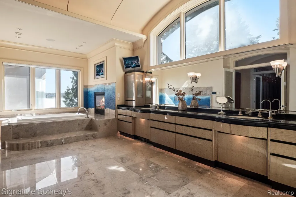 82 Chateaux Du Lac Fenton Charter Township MI 48430
