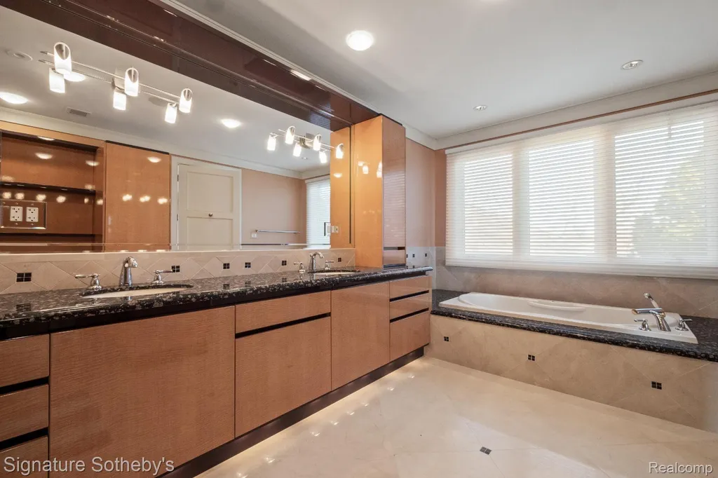 82 Chateaux Du Lac Fenton Charter Township MI 48430