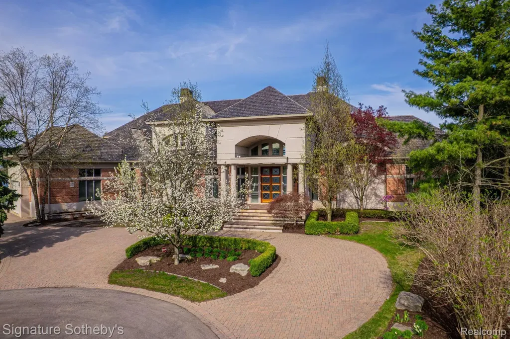 82 Chateaux Du Lac Fenton Charter Township MI 48430