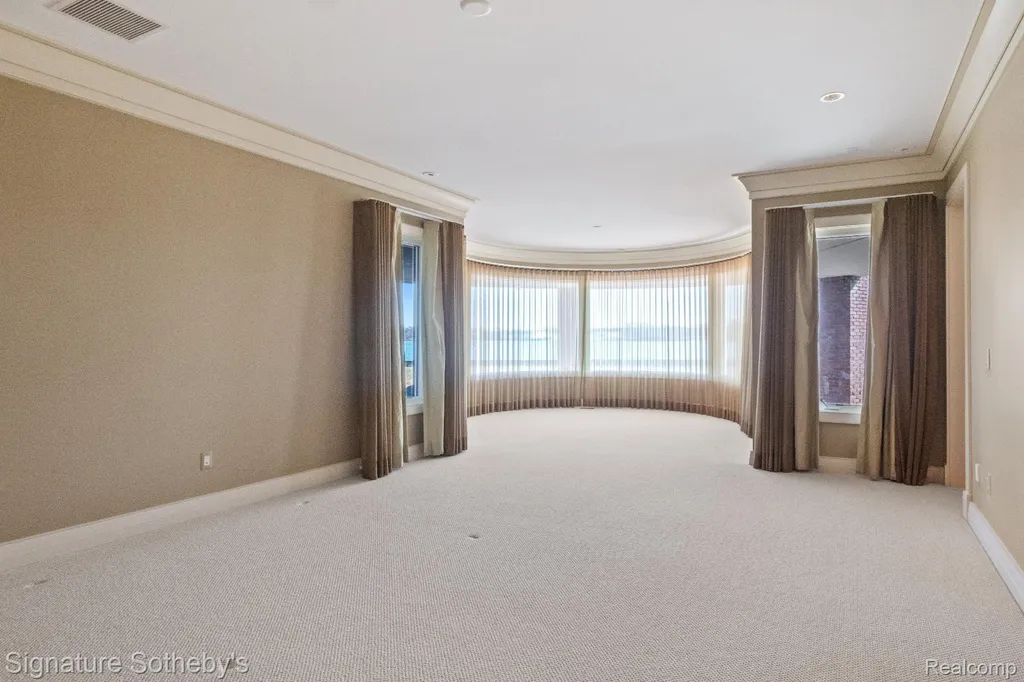82 Chateaux Du Lac Fenton Charter Township MI 48430