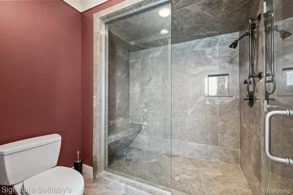 82 Chateaux Du Lac Fenton Charter Township MI 48430