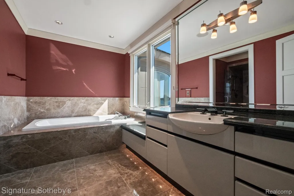 82 Chateaux Du Lac Fenton Charter Township MI 48430