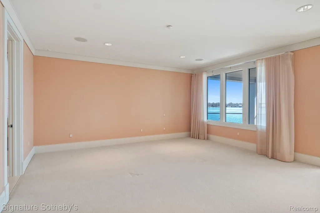 82 Chateaux Du Lac Fenton Charter Township MI 48430