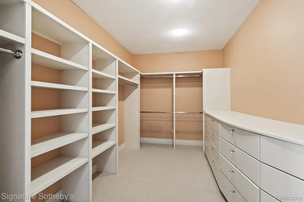 82 Chateaux Du Lac Fenton Charter Township MI 48430