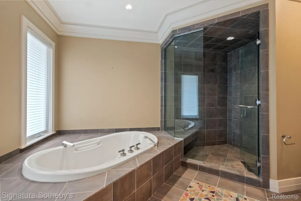 82 Chateaux Du Lac Fenton Charter Township MI 48430
