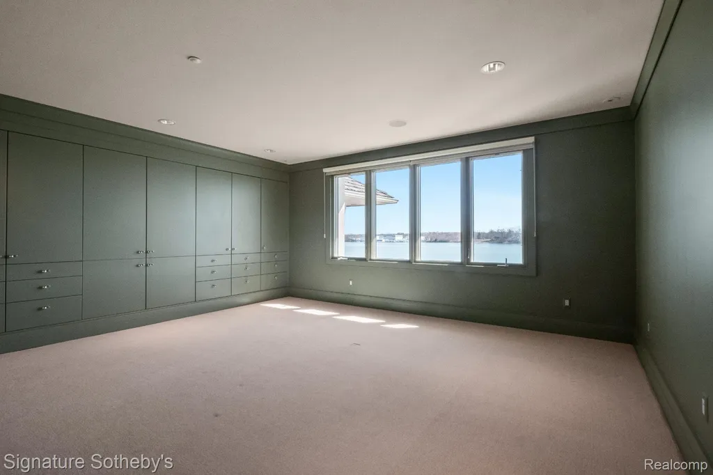 82 Chateaux Du Lac Fenton Charter Township MI 48430