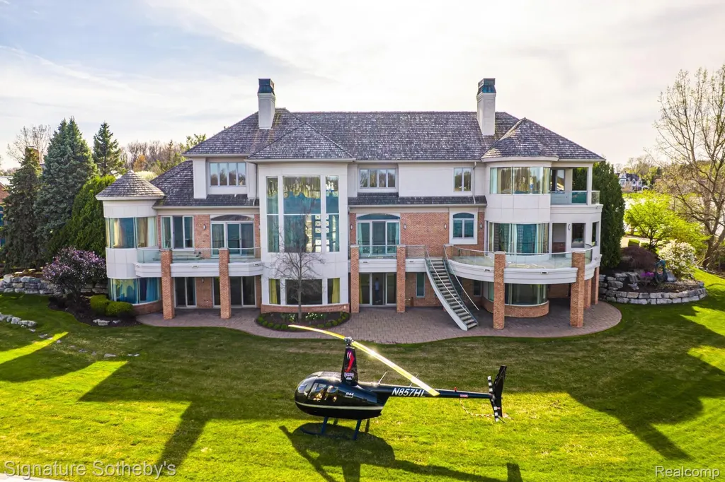82 Chateaux Du Lac Fenton Charter Township MI 48430
