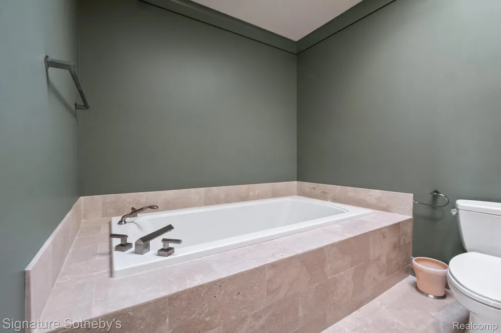 82 Chateaux Du Lac Fenton Charter Township MI 48430