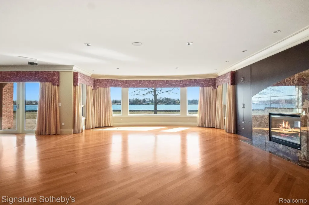 82 Chateaux Du Lac Fenton Charter Township MI 48430