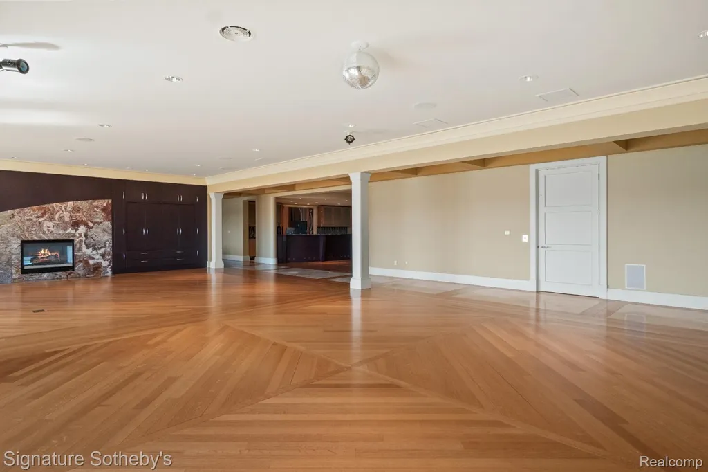 82 Chateaux Du Lac Fenton Charter Township MI 48430