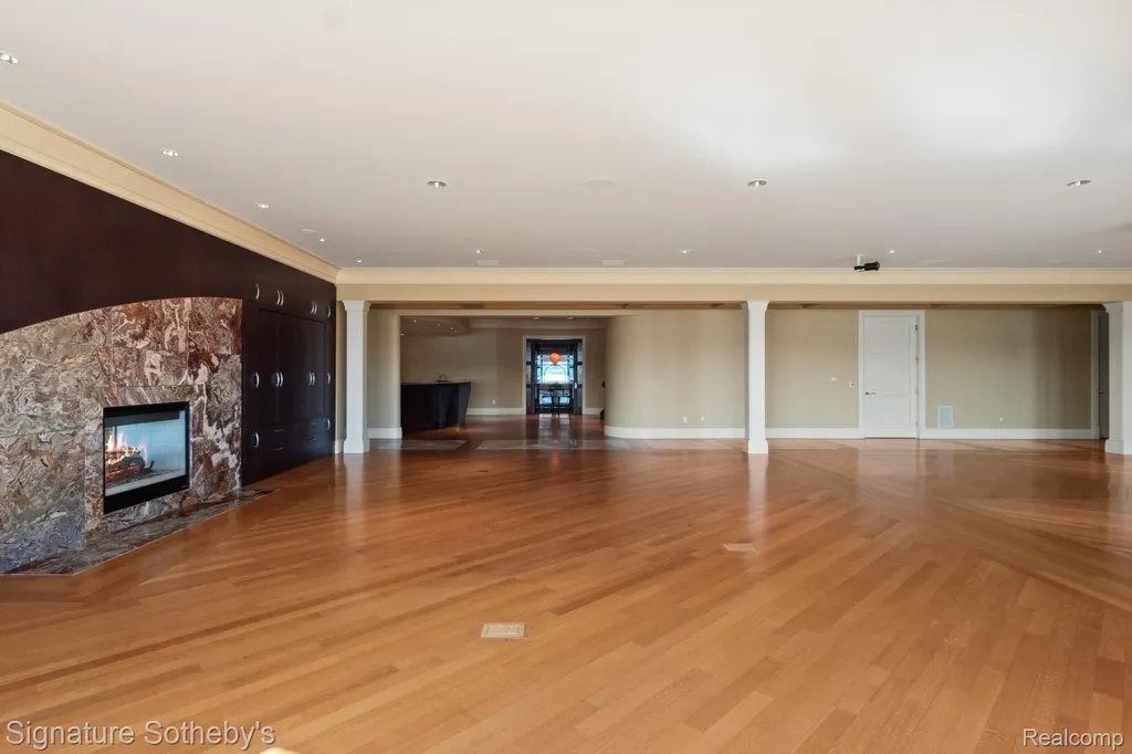 82 Chateaux Du Lac Fenton Charter Township MI 48430