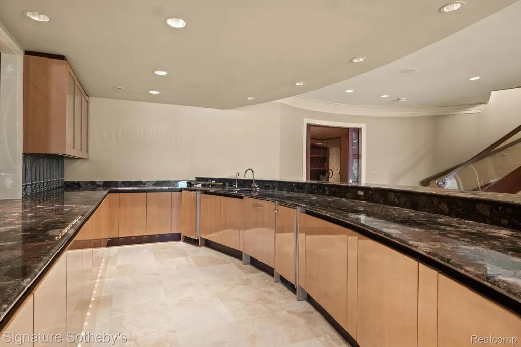 82 Chateaux Du Lac Fenton Charter Township MI 48430