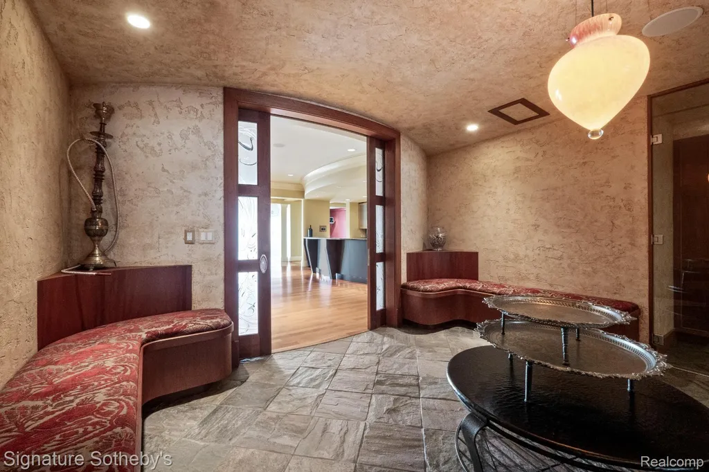 82 Chateaux Du Lac Fenton Charter Township MI 48430