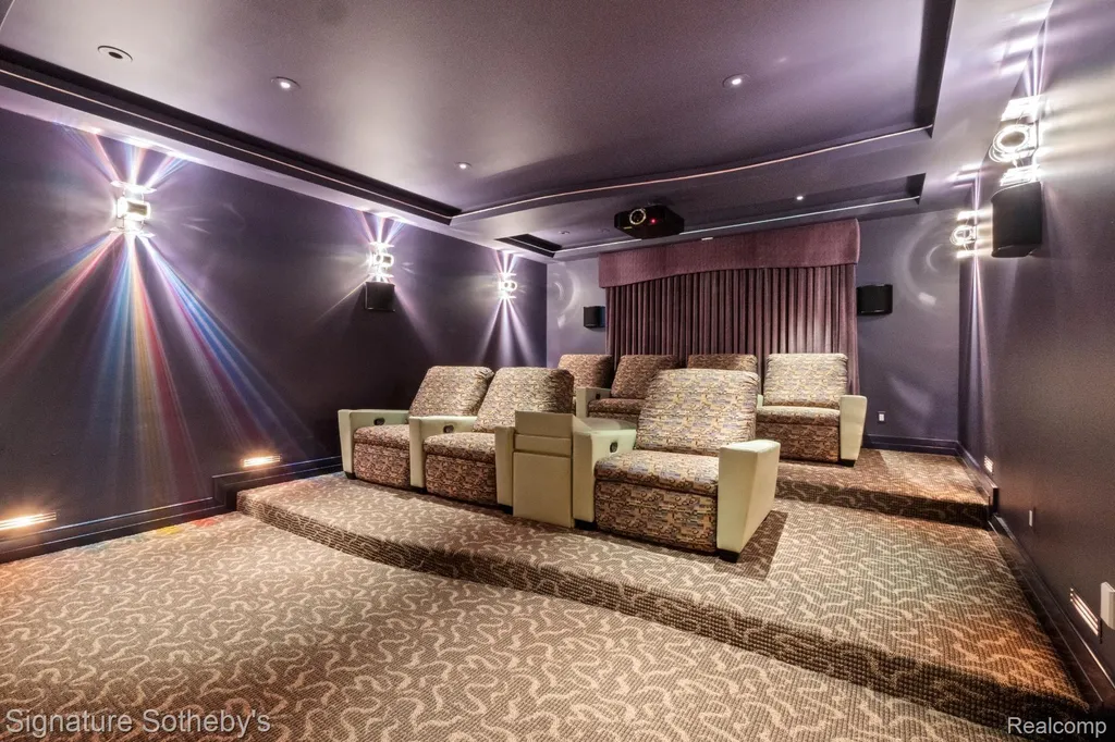 82 Chateaux Du Lac Fenton Charter Township MI 48430