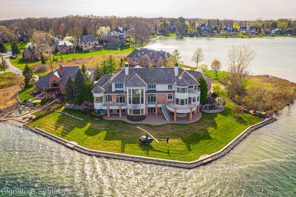 82 Chateaux Du Lac Fenton Charter Township MI 48430