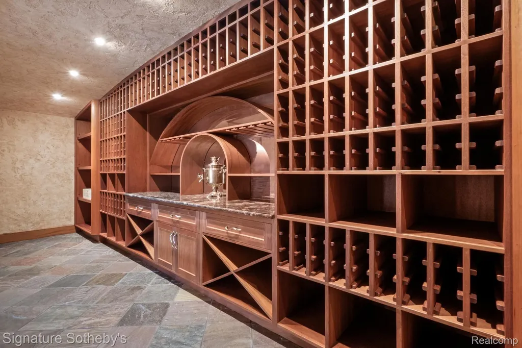82 Chateaux Du Lac Fenton Charter Township MI 48430