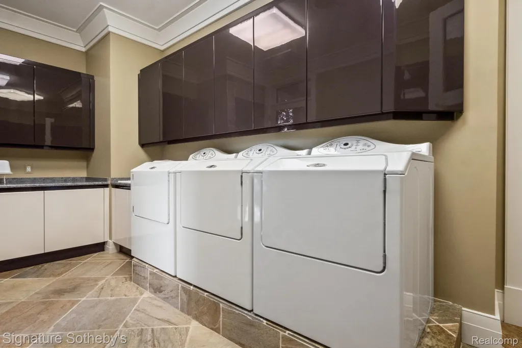82 Chateaux Du Lac Fenton Charter Township MI 48430