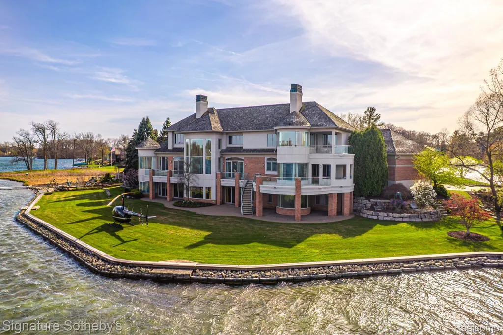 82 Chateaux Du Lac Fenton Charter Township MI 48430