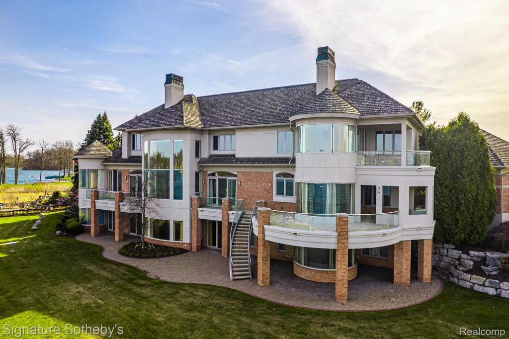 82 Chateaux Du Lac Fenton Charter Township MI 48430