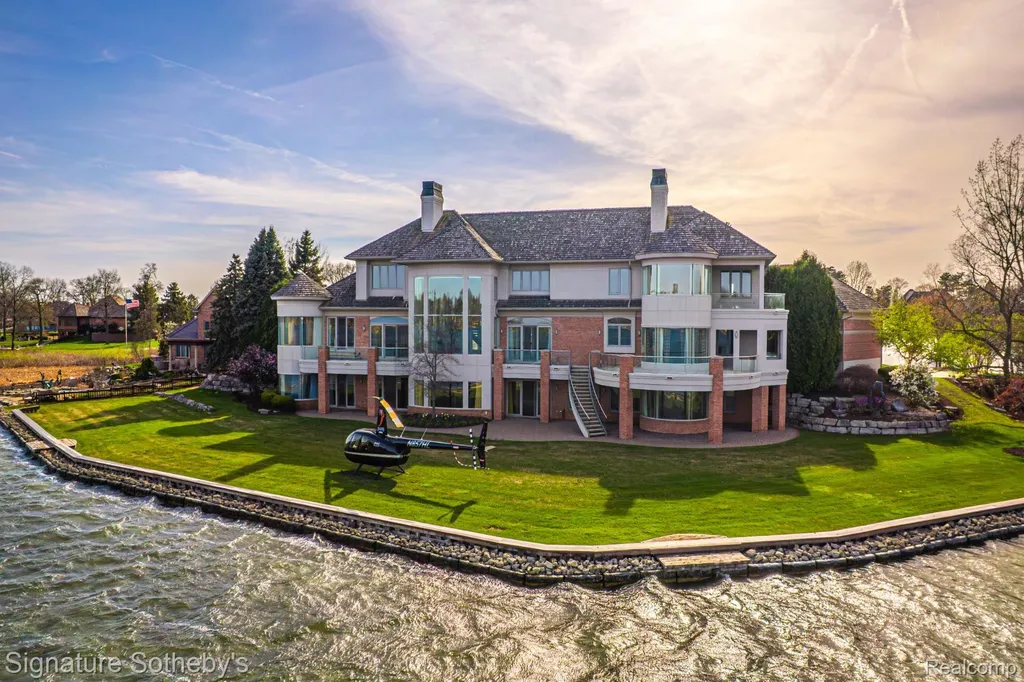 82 Chateaux Du Lac Fenton Charter Township MI 48430