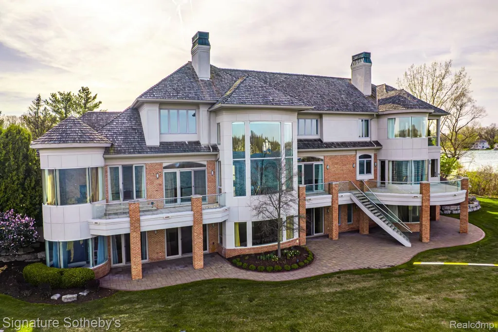 82 Chateaux Du Lac Fenton Charter Township MI 48430
