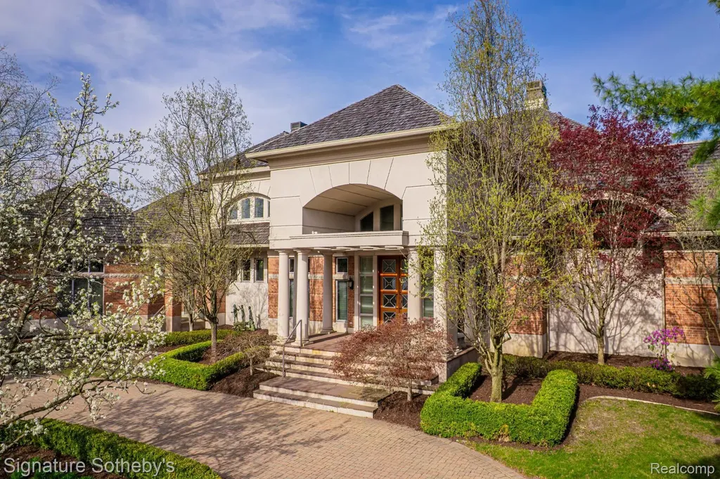 82 Chateaux Du Lac Fenton Charter Township MI 48430