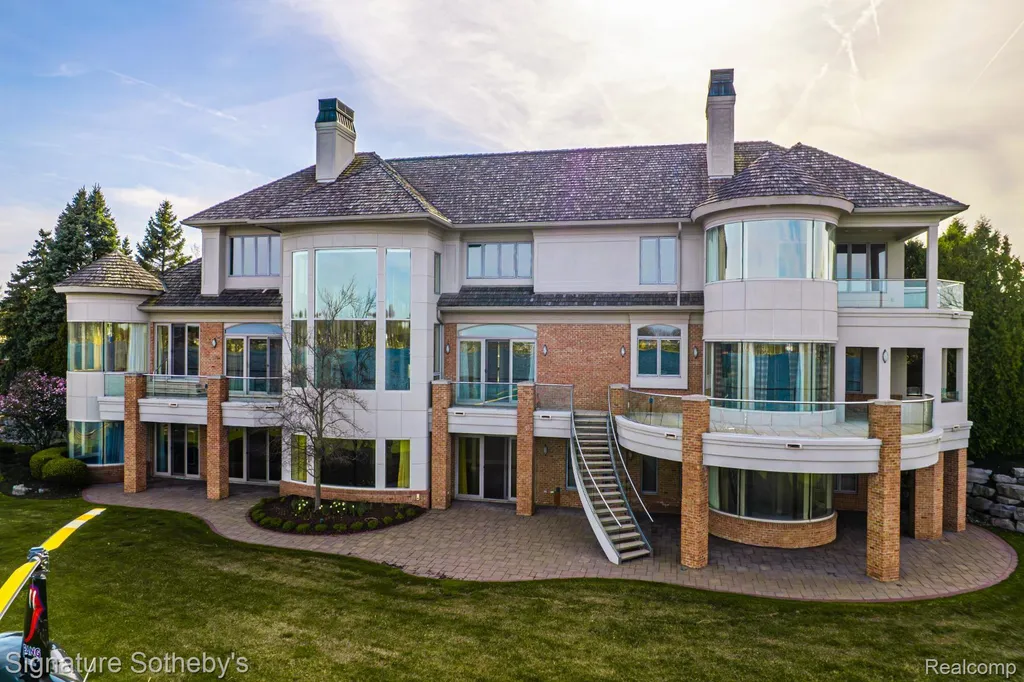 82 Chateaux Du Lac Fenton Charter Township MI 48430
